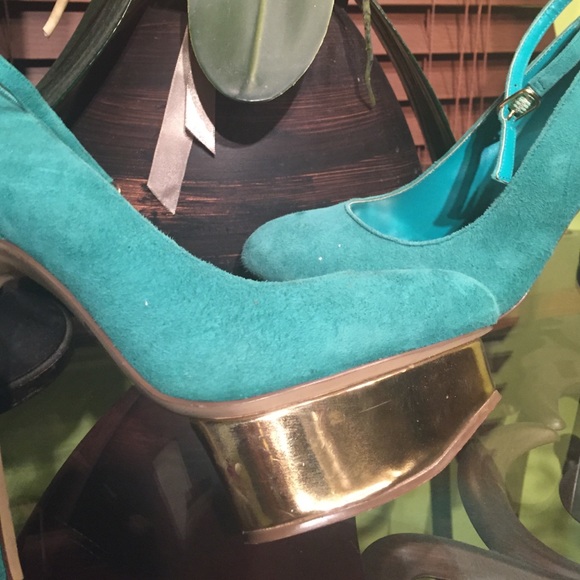 Turquoise, Gold platform heels! - Picture 2 of 4