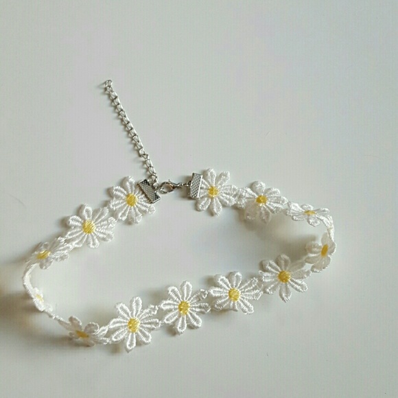 Jewelry - Daisy choker necklace