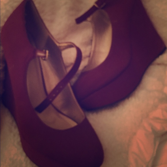 Burgundy wedges
