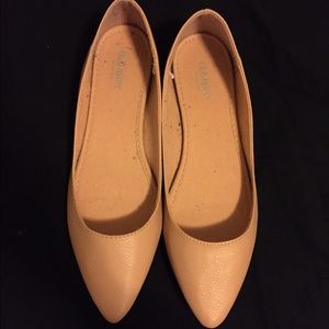 OLD NAVY Pointy-Toe Flats PRICE IS FIRM!!!