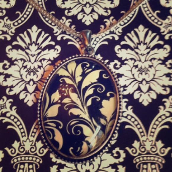 Damask baroque print necklace w/resin Dome silver