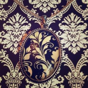 Damask baroque print necklace w/resin Dome silver