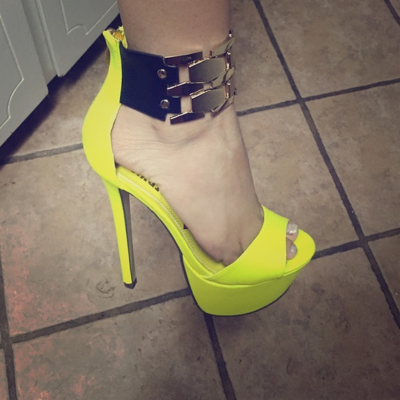 Platforms yellow neon