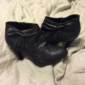 F21 black heeled booties with bows