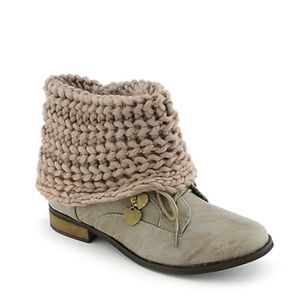 NWOT. Never worn. Cute winter boots