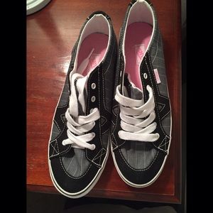 🎯 Adorable Black & Gray Vans with pink insoles 🎨