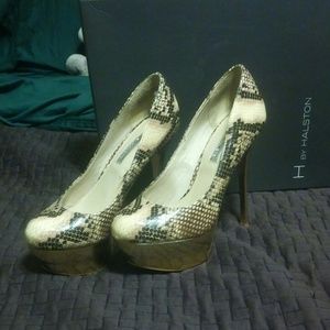 Sale!! Snakeskin patterned pumps!