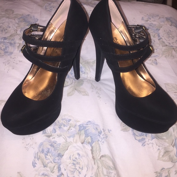 Black pumps