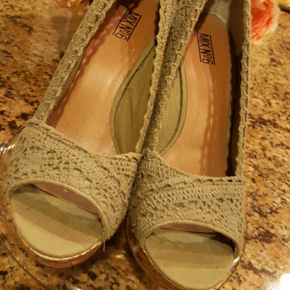 Adorable MixN06 green wedges as new - Picture 2 of 4