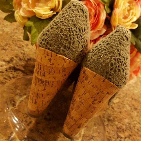 Adorable MixN06 green wedges as new - Picture 3 of 4