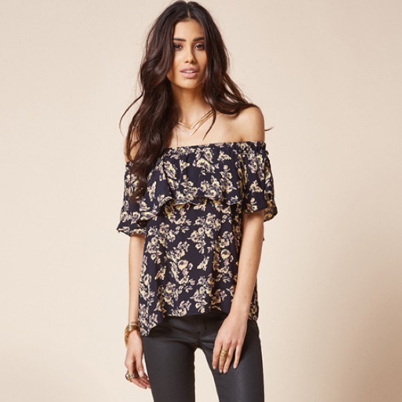 NWT SALE! 🎉 blue life dreamy ruffle top avail S/M
