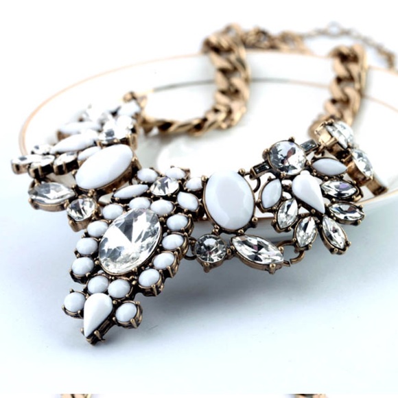 SALE‼️White Crystal Necklace. I❤️OFFERS - Picture 3 of 4