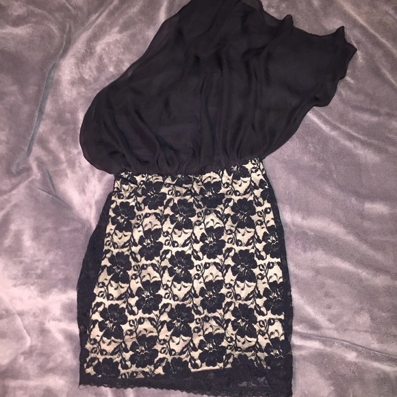 One shoulder black/ cream lace dress😍