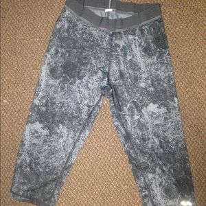 Grey patterned workout capris