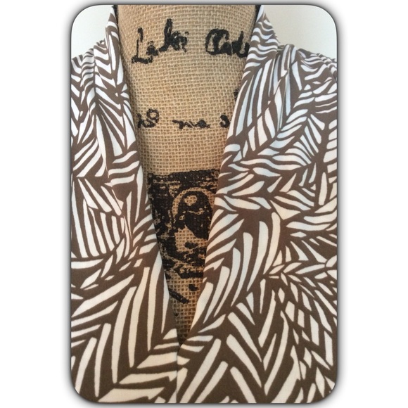 V-Neck Banana Republic Top🌿🌂 - Picture 3 of 4