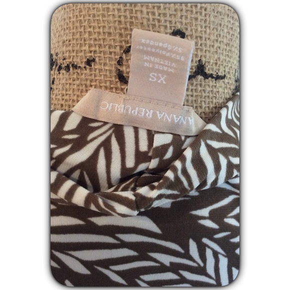 V-Neck Banana Republic Top🌿🌂 - Picture 4 of 4