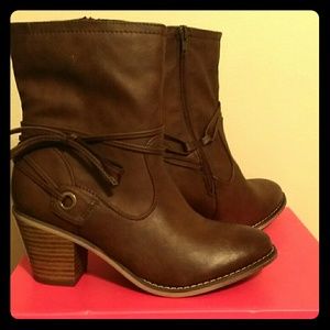 Shoe Dazzle Selenis Boots New in Box