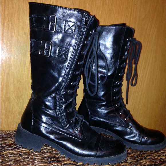 Lace up boots, zipper on the side, good condition