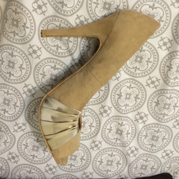 Gold Heels - Picture 3 of 4