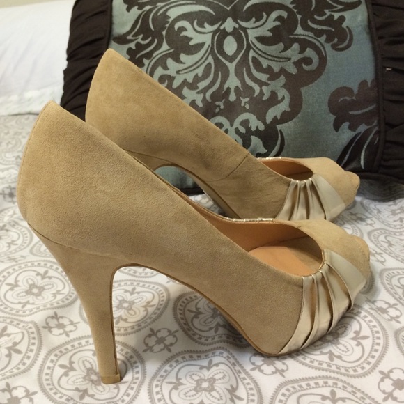 Gold Heels - Picture 4 of 4