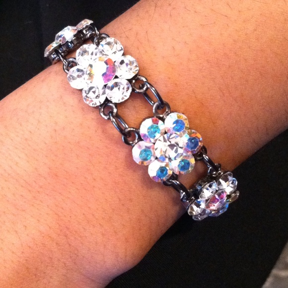 Flowered crystal bracelet
