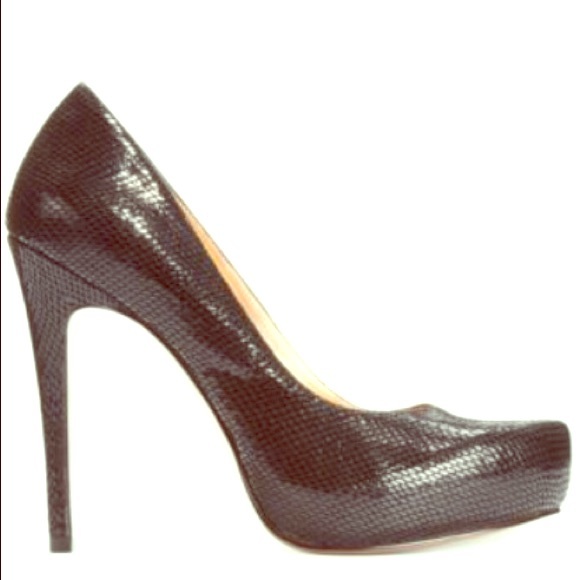Bcbg black pumps