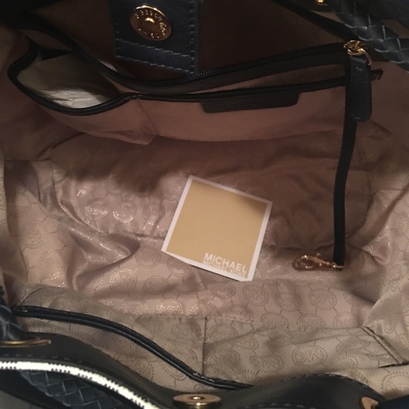 *SOLD*AUTHENTIC Michael Kors Large Jet Set Tote - Picture 4 of 4