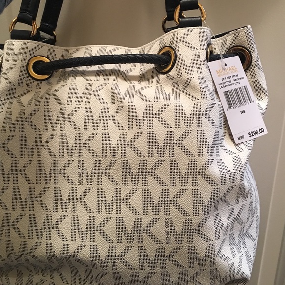 *SOLD*AUTHENTIC Michael Kors Large Jet Set Tote - Picture 2 of 4