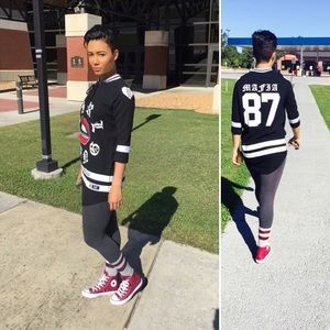 Maroon converse. (Size 6 men's)