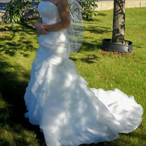 Wedding dress - Picture 1 of 2