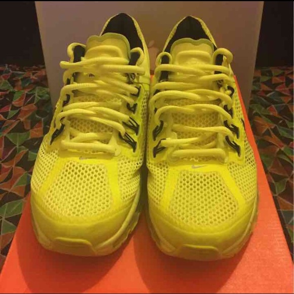 Air Max Size 6.5 - Color ( Volt )