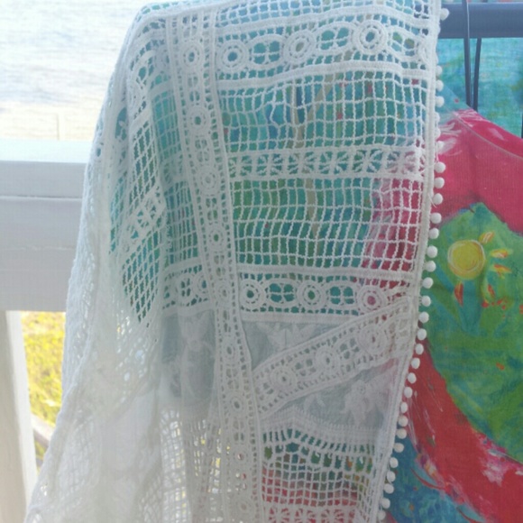 White cotton lace short sleeve open front cover. - Picture 2 of 3