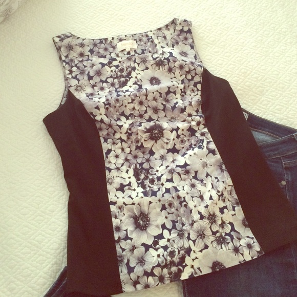 LAUNDRY NAVY & WHITE FLORAL TOP!!