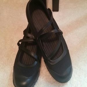 Black criss-cross dress shoe