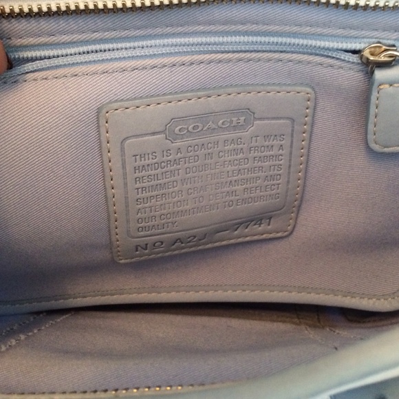 Super cute, small, off-white , blue&tan COACH bag - Picture 4 of 4