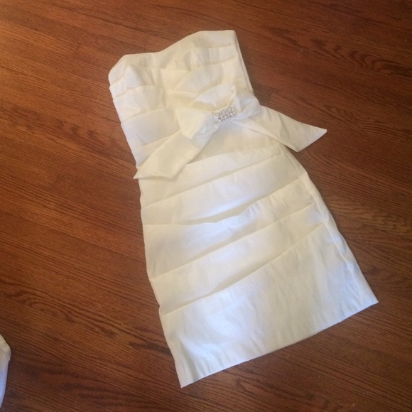 Short, cream formal dress. Size 5.