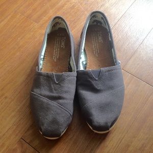 Gray Toms