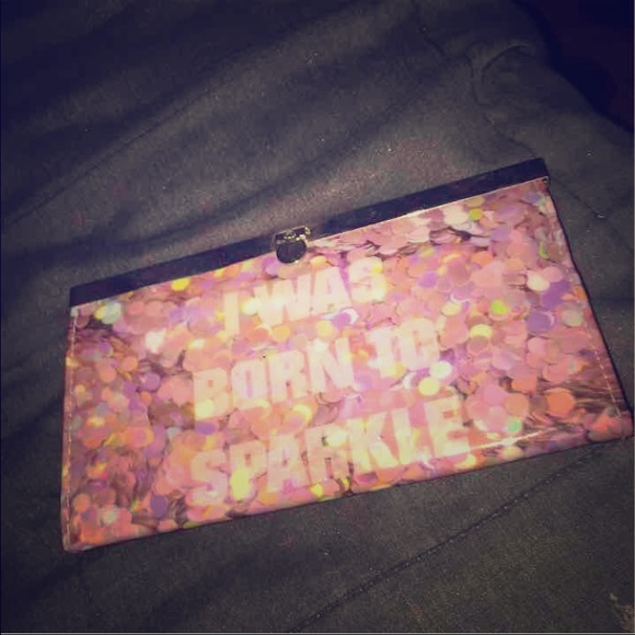 A wallet 💕😍