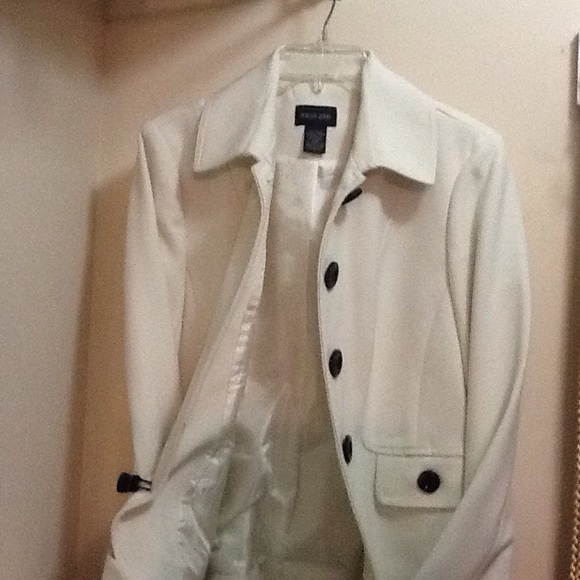 Off white lady's jacket - Picture 2 of 3