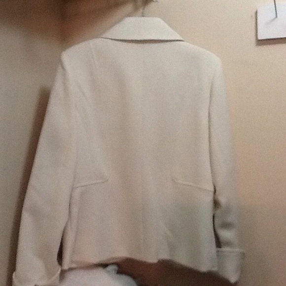 Off white lady's jacket - Picture 3 of 3