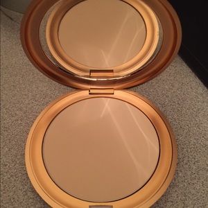 New stila illuminating powder light/medium