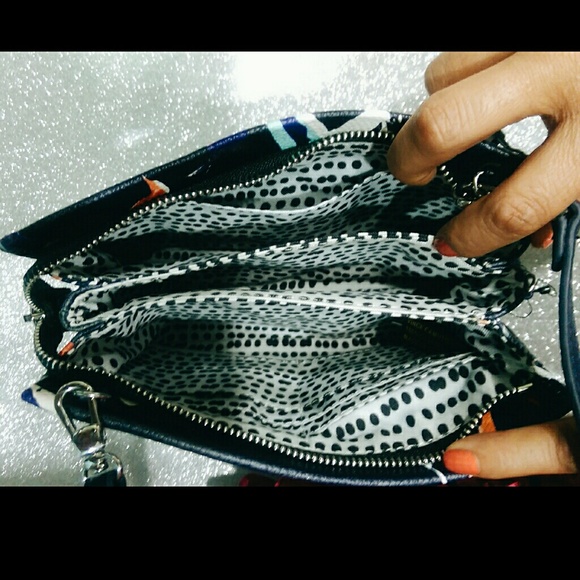 🎉SALE🎉 NWT Vince Camuto Crossbody - Picture 2 of 4