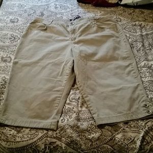 Gloria Vanderbilt Twill Capri Size 16