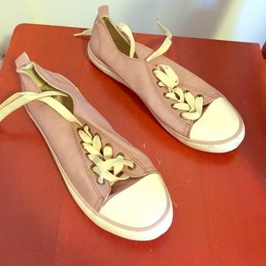 Muave H&M lace up sneakers.