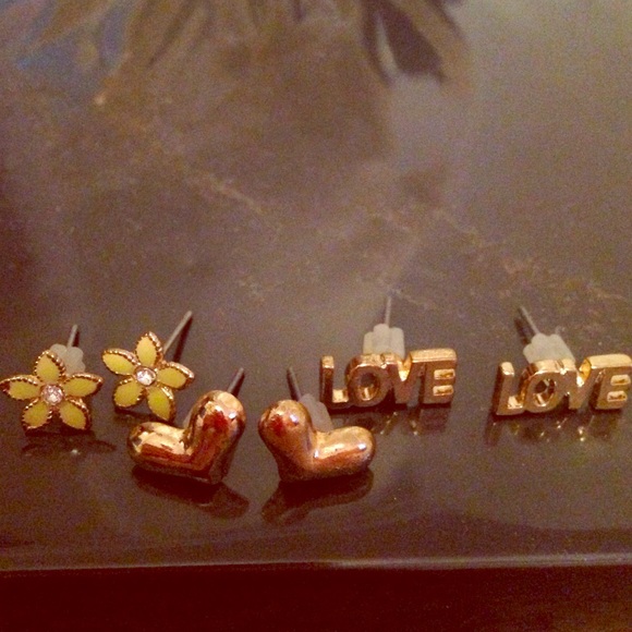 Bundle of earring. - Picture 1 of 4