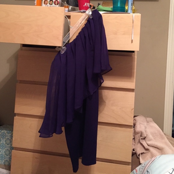 One-shoulder dress