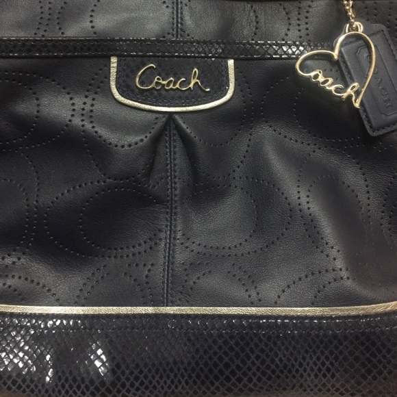 🎀💖Host Pick!💖🎀 1/9/16 Coach handbag - Picture 3 of 4