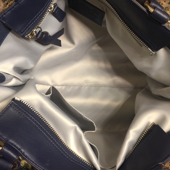 🎀💖Host Pick!💖🎀 1/9/16 Coach handbag - Picture 4 of 4