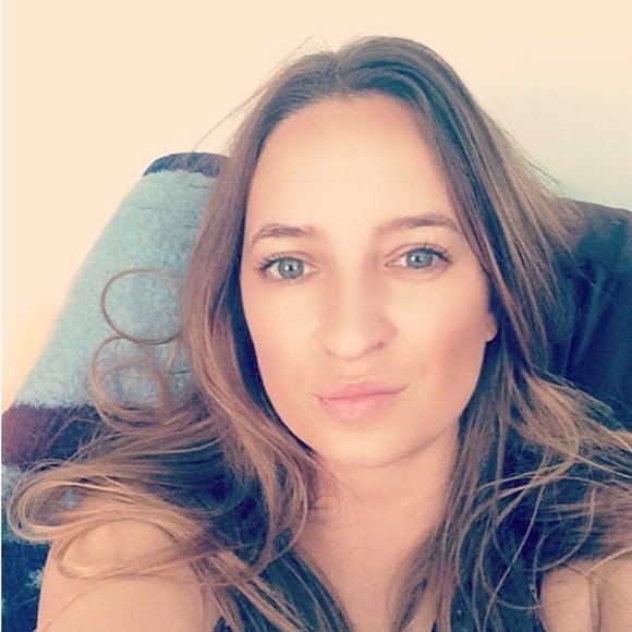 Meet your Posher, Nicole - Picture 2 of 3