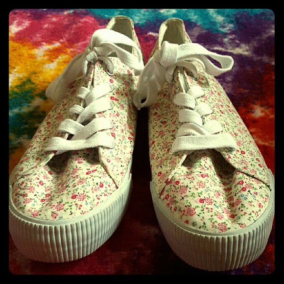 Vintage floral sneakers